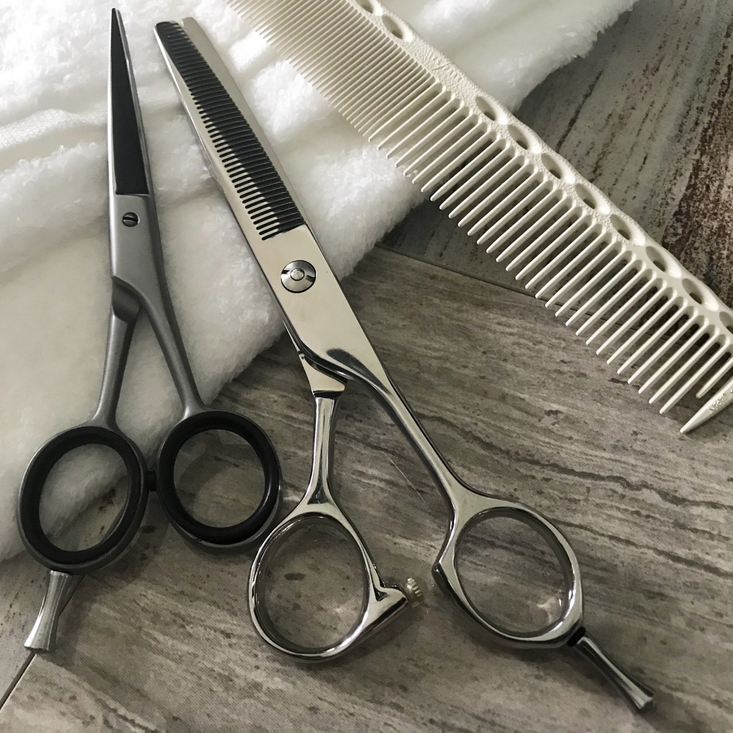 写真：ハサミと櫛