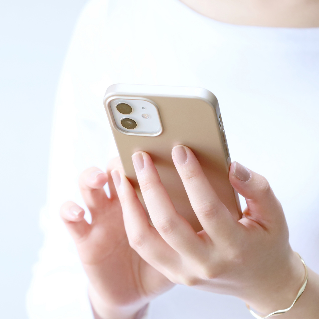 写真：スマホを操作する女性